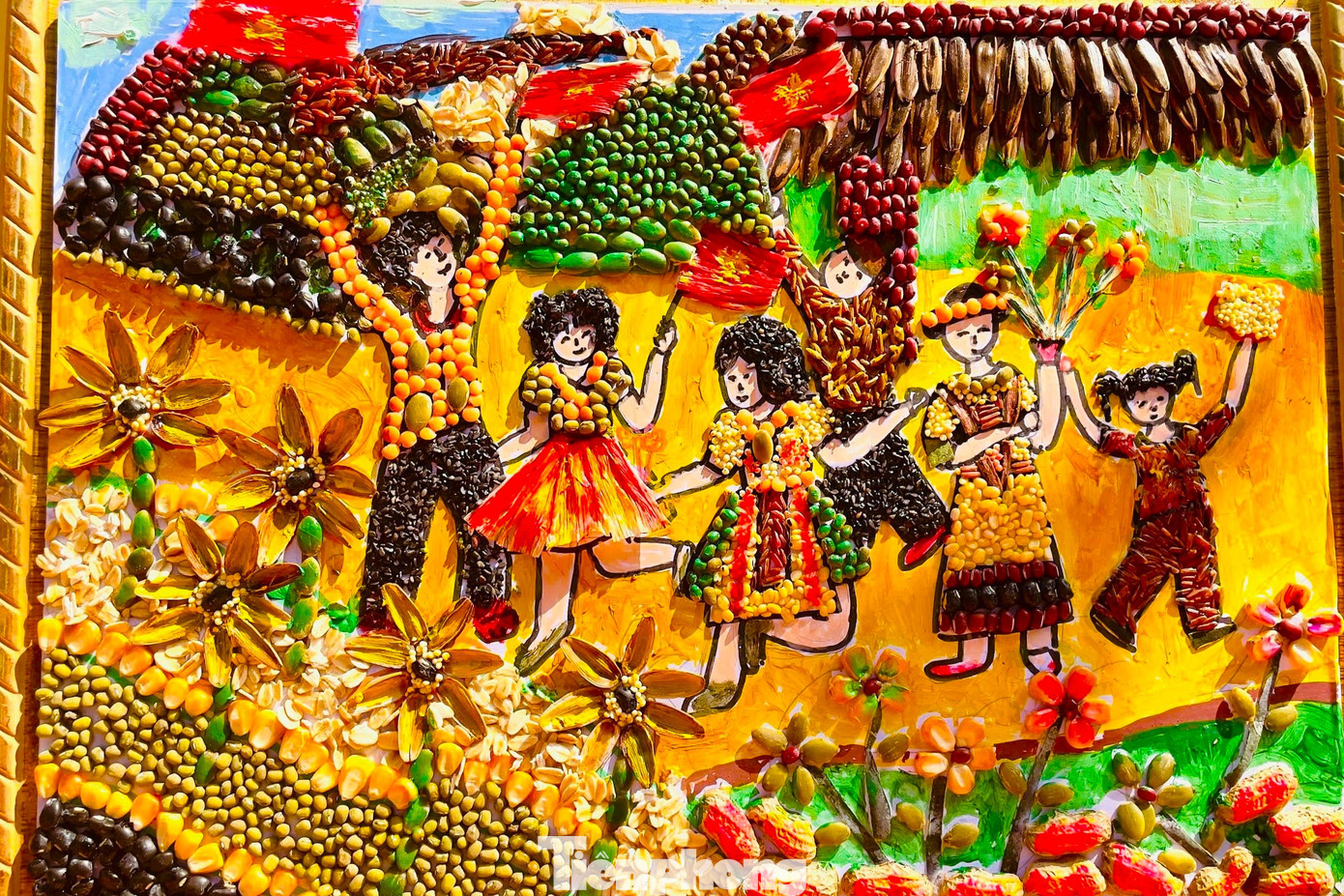 Cô Nguyễn Thị Hiền – Tổng phụ trách đội Trường Tiểu học Khánh Hợp cho biết, hưởng ứng chương trình “Non sông liền một dải” do Hội đồng đội huyện phát động, trường đã tổ chức buổi sinh hoạt lồng ghép hoạt động vẽ tranh bằng các loại hạt gắn với nội dung kỷ niệm 50 năm ngày non sông thống nhất.