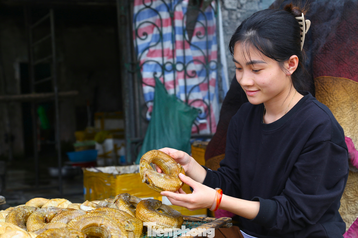 Trong tín ngưỡng của người dân vùng biển, cá thửng tượng trưng cho trời tròn. Do đó, trong mâm cỗ ngày Tết, bên cạnh bánh chưng xanh thì hầu như nhà nào cũng có đĩa cá thửng, cầu mong một năm mới trời yên bể lặng, ngư dân đánh bắt được nhiều tôm cá.
