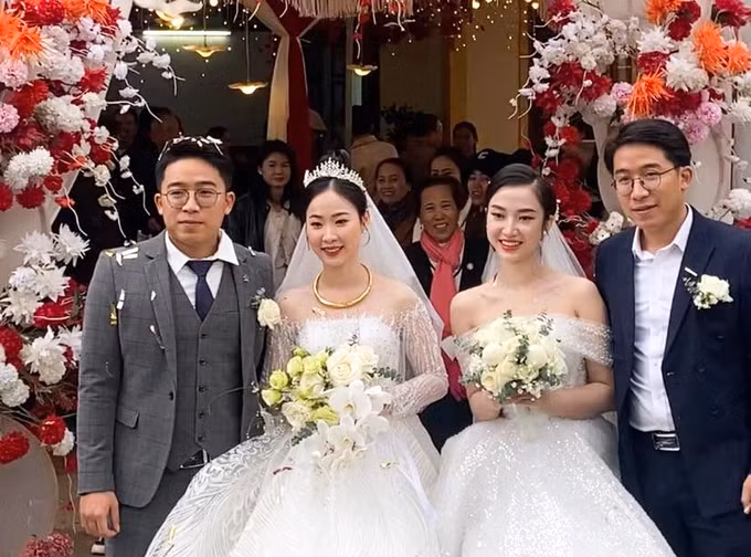 Cặp chú rể song sinh Nguyễn Hùng, Nguyễn Cường cùng cô dâu trong ngày cưới