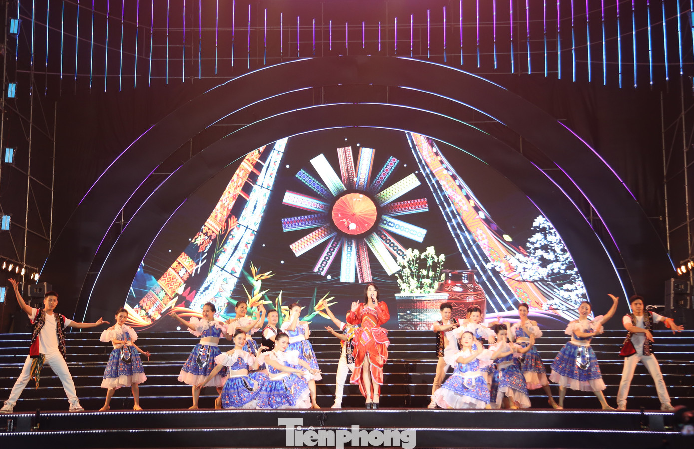 Trọng tâm của sự kiện là màn trình diễn nghệ thuật “Hào khí sông Lam” gồm 2 chương chính, gồm: Chương 1 là chương “Bức tranh xứ Nghệ” với màn trình diễn của các nghệ sĩ, diễn viên Trung tâm Nghệ thuật truyền thống tỉnh Nghệ An và các nhóm hoạt động nghệ thuật trên địa bàn tỉnh Nghệ An.