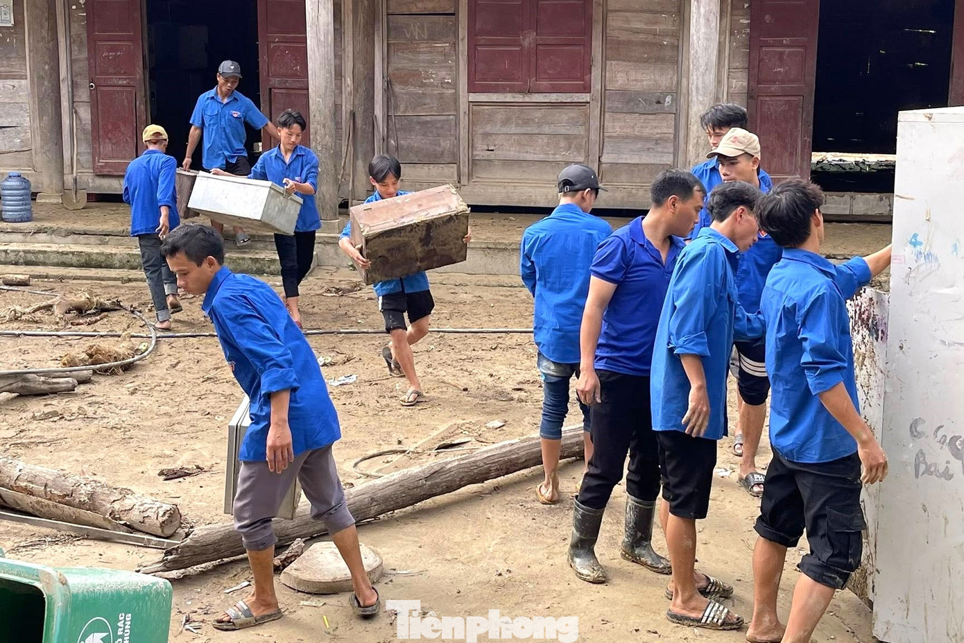 Phát huy tinh thần xung kích, tình nguyện, sau khi lũ rút, lực lượng đoàn viên thanh niên xã Hữu Khuông đã hỗ trợ nhà trường dọn dẹp.