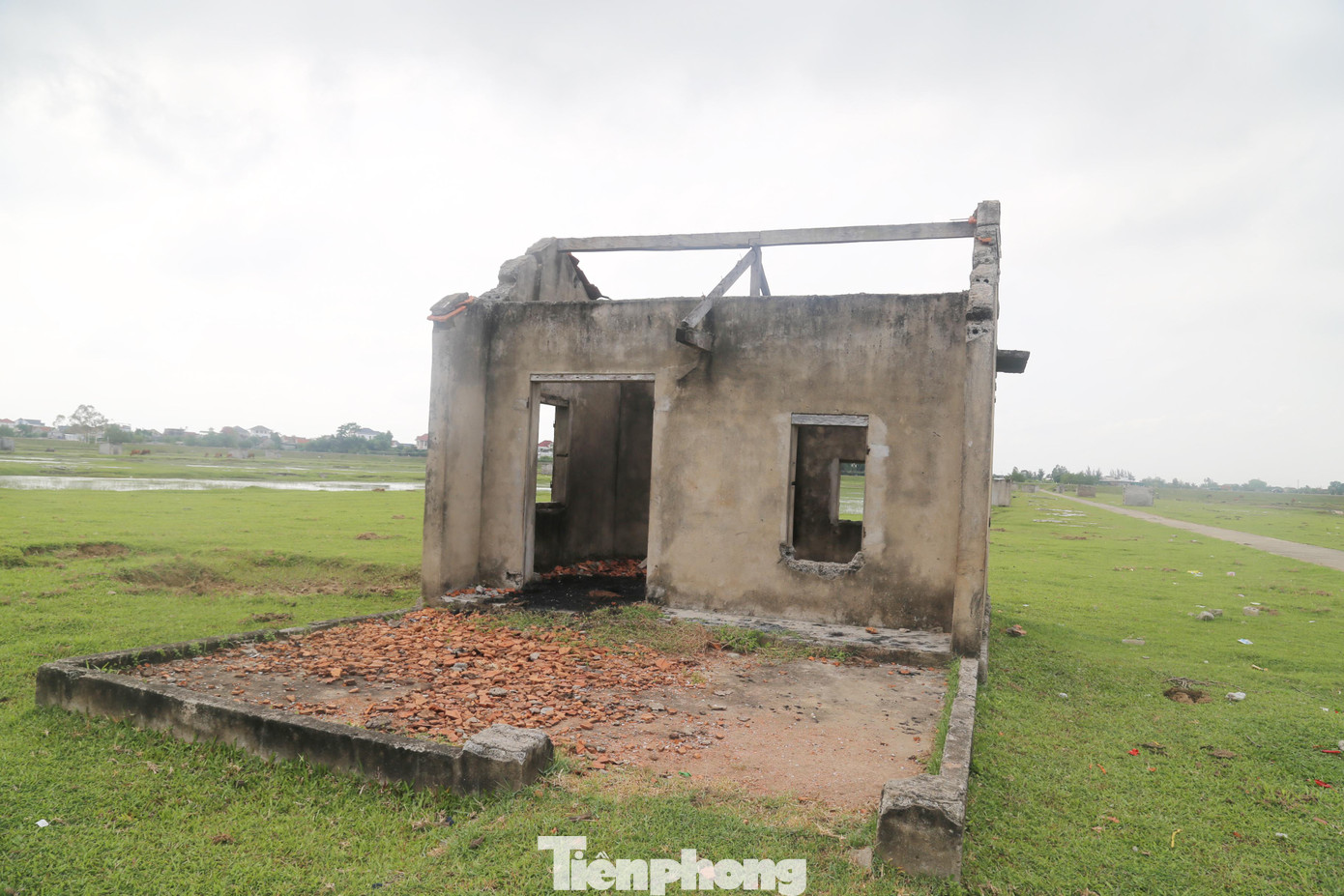 Nhà kho chứa muối hư hỏng, xuống cấp