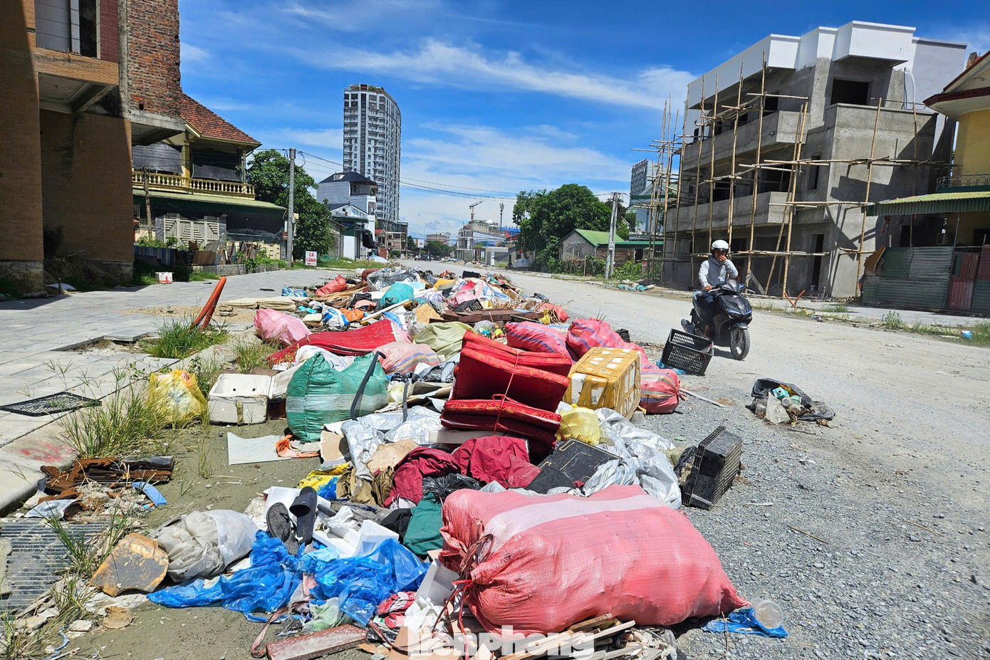 Ghi nhận tại một số tuyến đường ở thành phố Vinh, Nghệ An ngày 23/6, tình trạng rác thải sinh hoạt, rác thải xây dựng bị vứt bừa bãi, biến nơi đây thành những bãi tập kết “bất đắc dĩ”, gây ô nhiễm môi trường, ảnh hưởng đến cuộc sống của người dân.