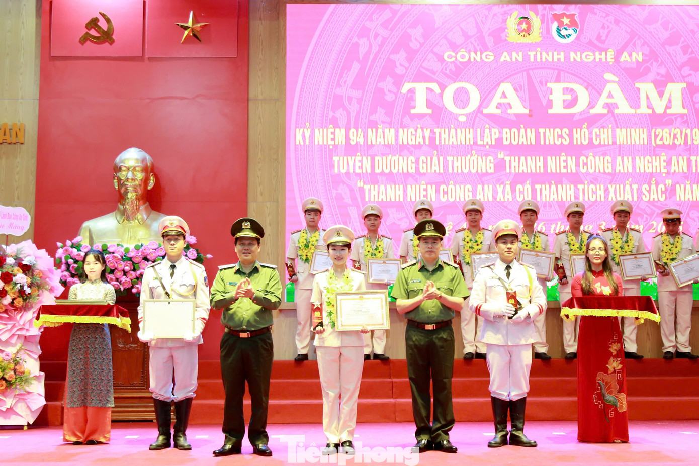 Lãnh đạo Công an tỉnh Nghệ An trao Bằng khen cho cán bộ, đoàn viên thanh niên Công an Nghệ An tiêu biểu, Công an xã có thành tích xuất sắc. Lãnh đạo Công an tỉnh Nghệ An trao Bằng khen cho cán bộ, đoàn viên thanh niên Công an Nghệ An tiêu biểu, Công an xã có thành tích xuất sắc.