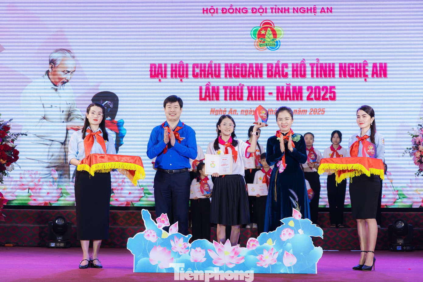 Trong 5 năm qua, thiếu nhi Nghệ An đã luôn tích cực tham gia vào các phong trào của Đội thiếu niên tiền phong Hồ Chí Minh, có nhiều tấm gương có thành tích xuất sắc, tiêu biểu trong học tập, rèn luyện, tham gia sôi nổi hoạt động công tác Đội và phong trào thiếu nhi. Dịp này, Ban Thường vụ Tỉnh Đoàn, Hội đồng Đội tỉnh Nghệ An đã tuyên dương 55 đại biểu là những bông hoa ưu tú, xuất sắc nhất, đại diện cho hơn 500 nghìn bạn thiếu niên nhi đồng trong toàn tỉnh được công nhận đạt danh hiệu “Cháu ngoan Bác Hồ” cấp tỉnh giai đoạn 2020 – 2025. Trong 5 năm qua, thiếu nhi Nghệ An đã luôn tích cực tham gia vào các phong trào của Đội thiếu niên tiền phong Hồ Chí Minh, có nhiều tấm gương có thành tích xuất sắc, tiêu biểu trong học tập, rèn luyện, tham gia sôi nổi hoạt động công tác Đội và phong trào thiếu nhi. Dịp này, Ban Thường vụ Tỉnh Đoàn, Hội đồng Đội tỉnh Nghệ An đã tuyên dương 55 đại biểu là những bông hoa ưu tú, xuất sắc nhất, đại diện cho hơn 500 nghìn bạn thiếu niên nhi đồng trong toàn tỉnh được công nhận đạt danh hiệu “Cháu ngoan Bác Hồ” cấp tỉnh giai đoạn 2020 – 2025.