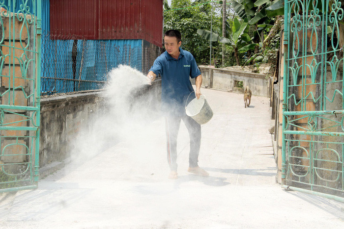 Các hộ dân chủ động phòng chống dịch tả lợn châu Phi. Các hộ dân chủ động phòng chống dịch tả lợn châu Phi.