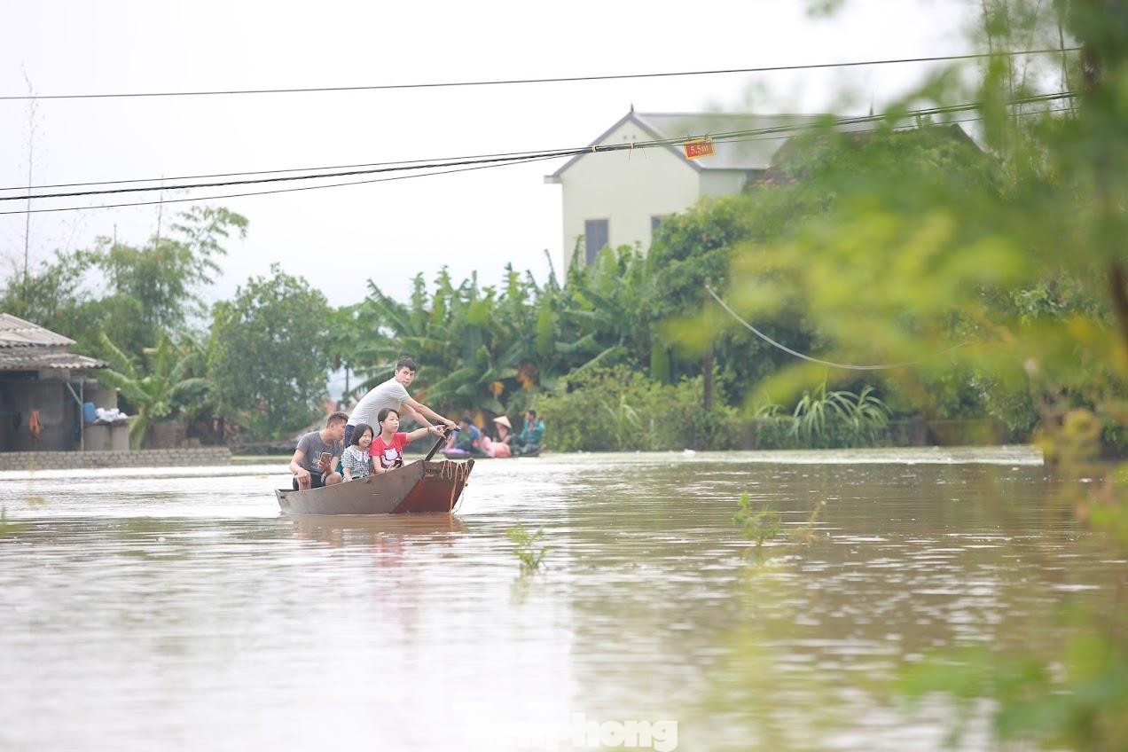 Hàng trăm hộ dân xóm 1 và xóm 2 xã Hưng Lợi vẫn đang bị cô lập Hàng trăm hộ dân xóm 1 và xóm 2 xã Hưng Lợi vẫn đang bị cô lập