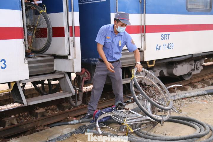Nhân viên ga Vinh vận chuyển 2 chiếc xe đạp được tháo rời xuống tàu.