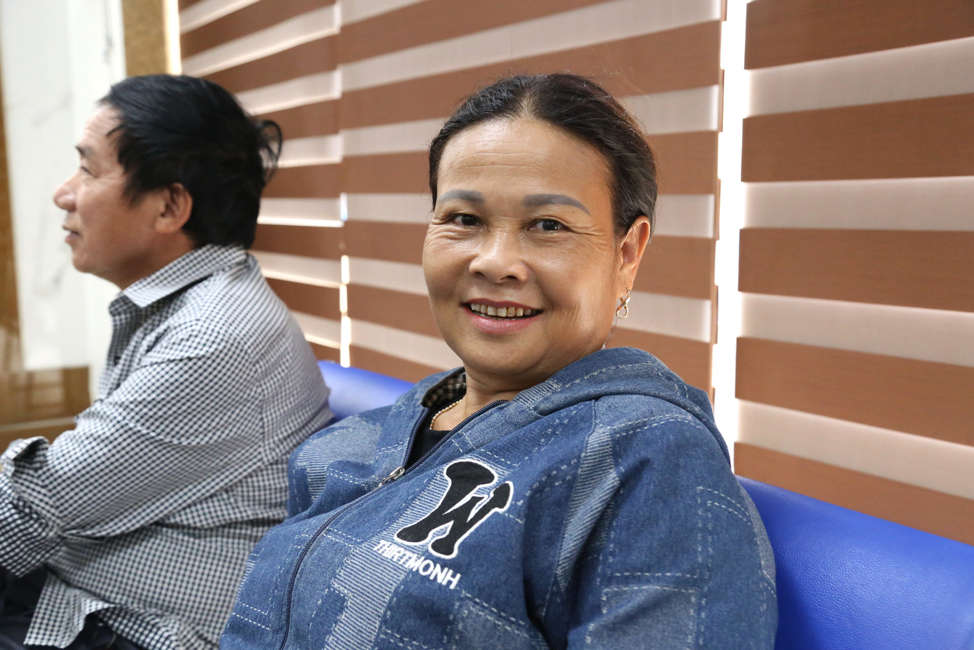 Ngồi tại quầy chờ, bà Đinh Thị Phong cho biết, lo ngại ngày đầu vận hành chính quyền 2 cấp sẽ đông nên từ 5 giờ 30 phút sáng, bà đã đến Trung tâm phục vụ hành chính công phường Thành Vinh để lấy hồ sơ liên quan đến đất đai. “Tôi đến từ sớm, dù chưa đến giờ làm việc nhưng được cán bộ bộ phận một cửa tiếp đón rất chu đáo và ân cần. Ngày đầu thực hiện chính quyền 2 cấp, nhưng các thủ tục, hồ sơ được xử lý rất nhanh chóng, hiệu quả, chưa đến 5 phút đã xong nên rất hài lòng. Các cán bộ phường cũng hướng dẫn rất nhiệt tình”, bà Phong chia sẻ.