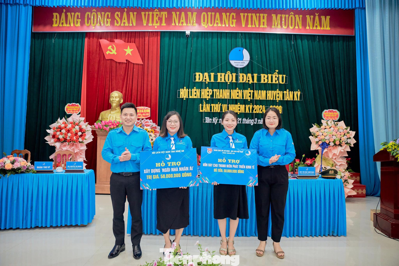 Tại phiên thứ nhất Đại hội, Hội Liên hiệp thanh niên Việt Nam tỉnh Nghệ An đã trao tặng 1 ngôi nhà nhân ái trị giá 50 triệu đồng, hỗ trợ 1 mô hình thanh niên vay vốn phát triển kinh tế trị giá 50 triệu đồng.