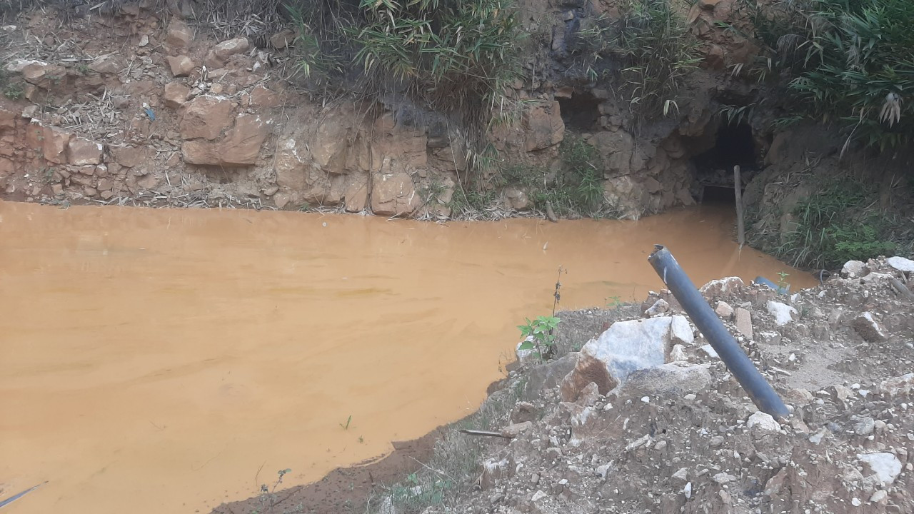 Vị trí mỏ quặng xả thải chưa qua xử lý ra môi trường