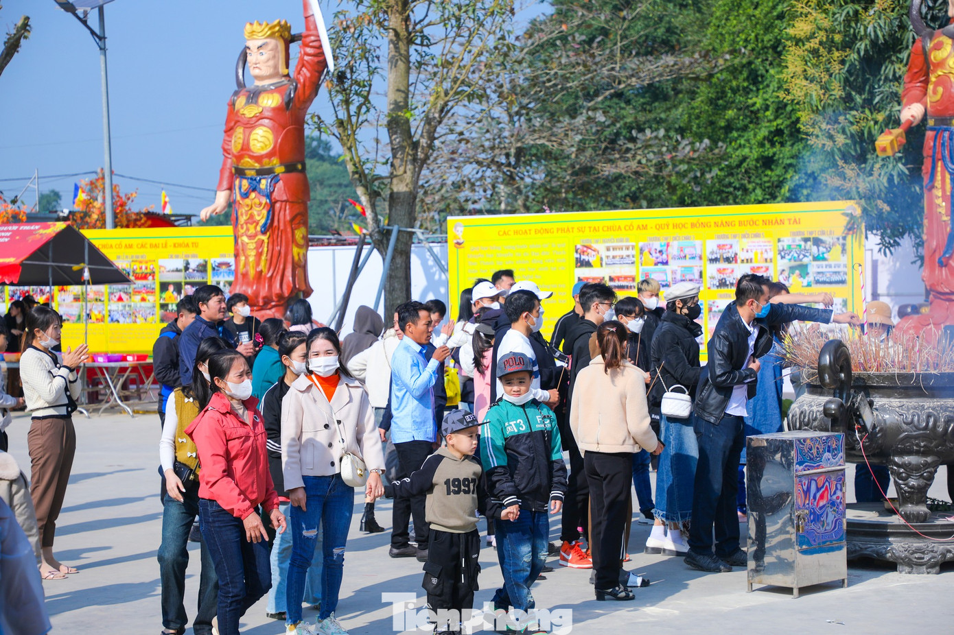 Với lòng thành kính hướng về đức Phật, người dân dâng nén hương thơm, cầu mong bình an, may mắn đến với bản thân và gia đình.