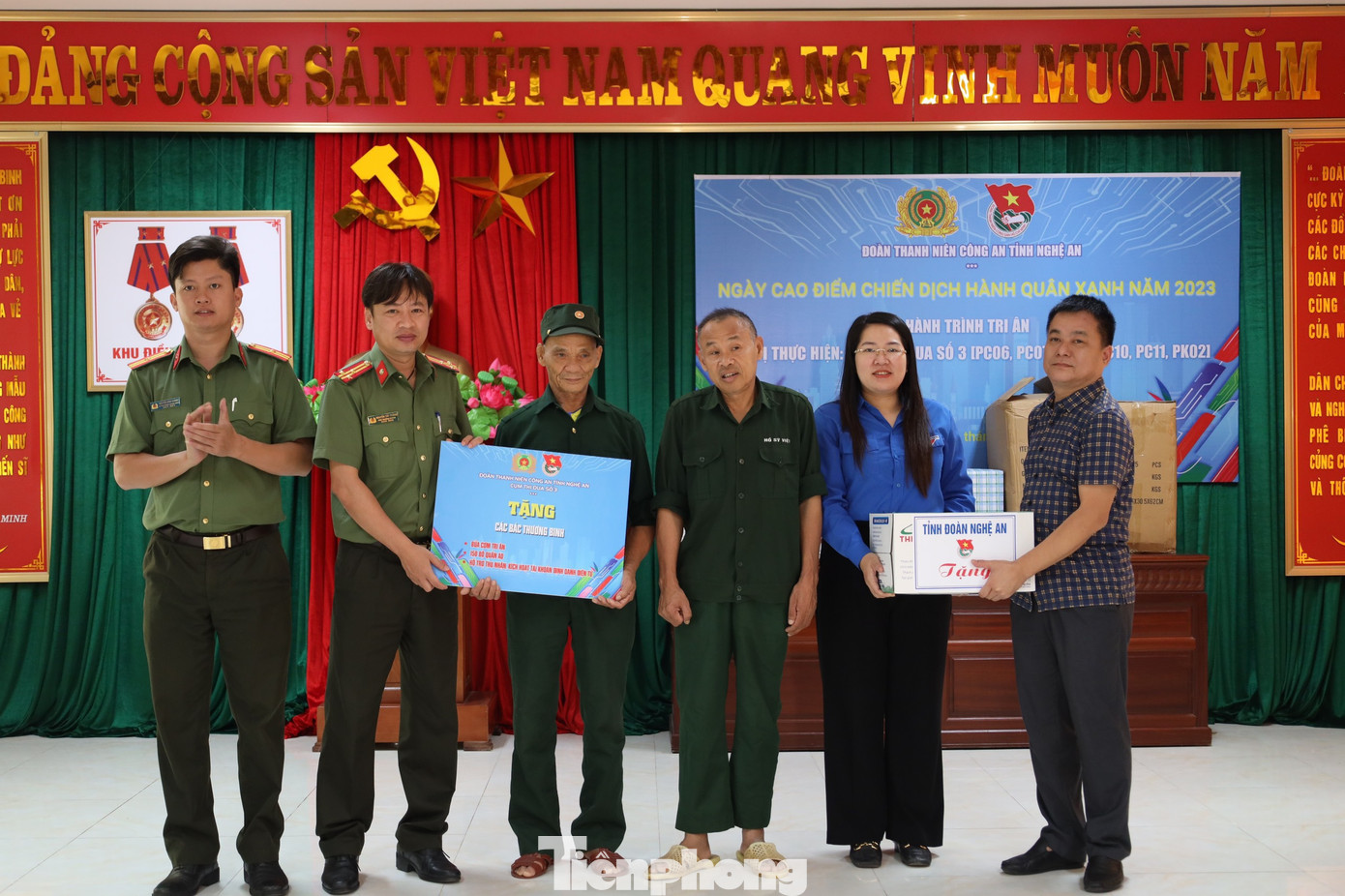 Chị Nguyễn Thị Phương Thúy - Phó Bí thư Tỉnh Đoàn Nghệ An thăm, tặng quà tại Trung tâm Điều dưỡng thương binh tâm thần kinh tỉnh Nghệ An.