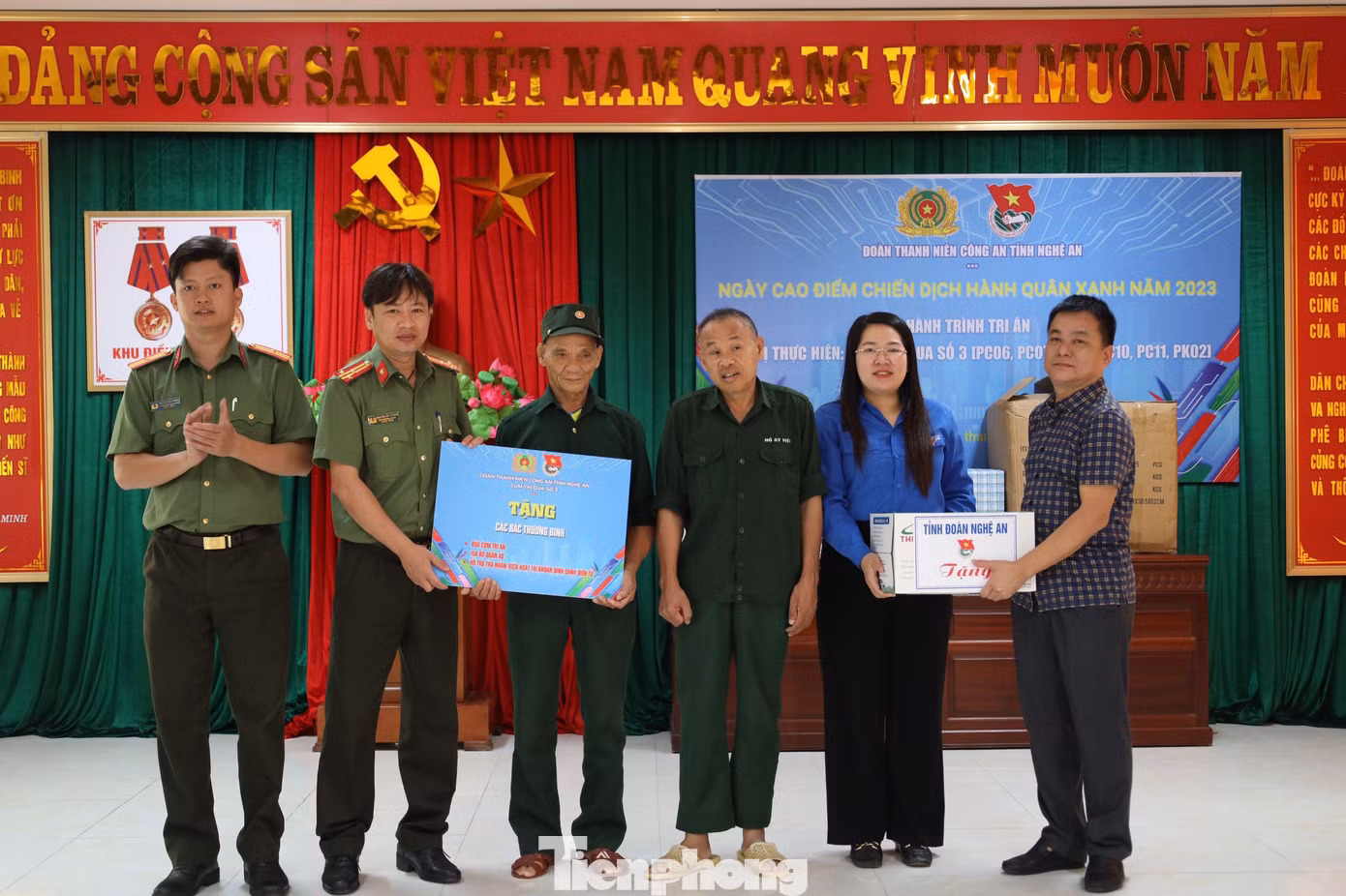 Chị Nguyễn Thị Phương Thúy - Phó Bí thư Tỉnh Đoàn Nghệ An thăm, tặng quà tại Trung tâm Điều dưỡng thương binh tâm thần kinh tỉnh Nghệ An.