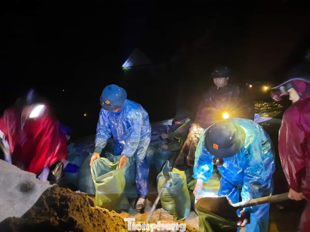 Lực lượng chức năng cùng người dân trắng đêm gia cố đê. Lực lượng chức năng cùng người dân trắng đêm gia cố đê.