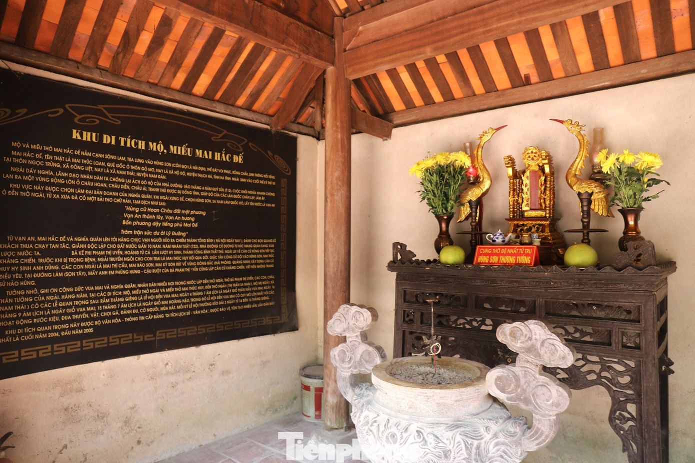 Mỗi năm, quần thể khu di tích vua Mai đón hàng chục nghìn lượt khách đến vãn cảnh, hành hương, chiêm bái.