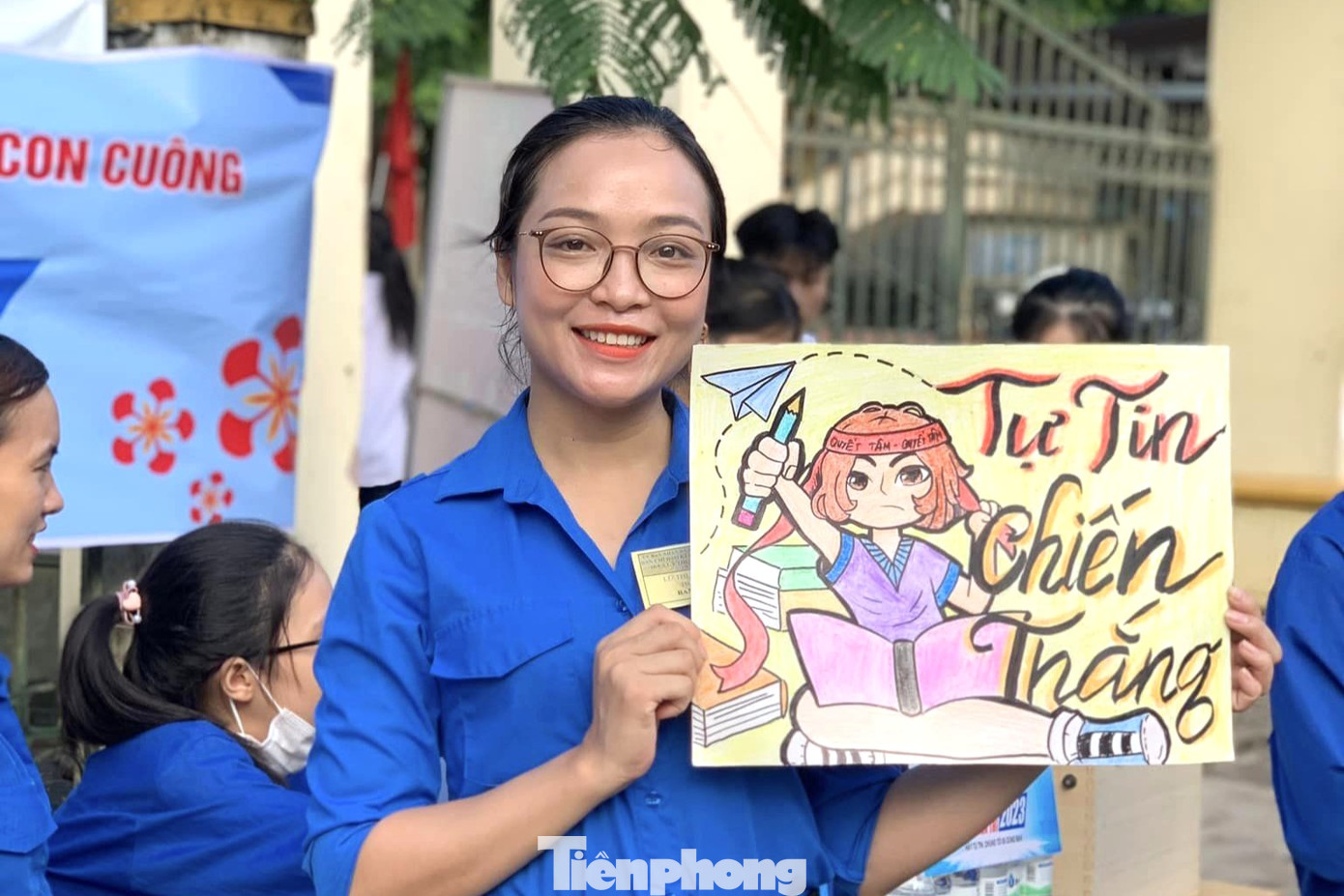 Từ sáng sớm, đoàn viên thanh niên đã có mặt tại các điểm thi để hỗ trợ các thí sinh. Từ sáng sớm, đoàn viên thanh niên đã có mặt tại các điểm thi để hỗ trợ các thí sinh.