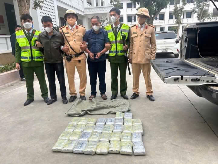 Nghi phạm Mùa Bá Vừ (thứ 3 từ phải sang) bị bắt cùng tang vật Nghi phạm Mùa Bá Vừ (thứ 3 từ phải sang) bị bắt cùng tang vật