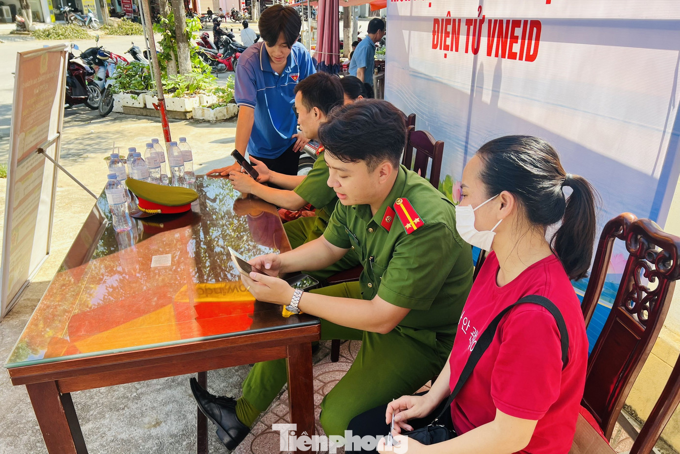 Người dân được cán bộ công an, đoàn viên thanh niên hướng dẫn cài đặt VNeID tận tình.