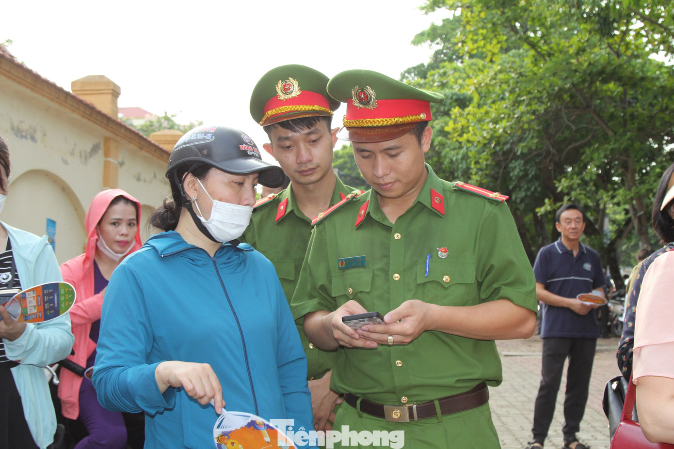 Hỗ trợ cài đặt, kích hoạt tài khoản định danh điện tử cho phụ huynh thí sinh.
