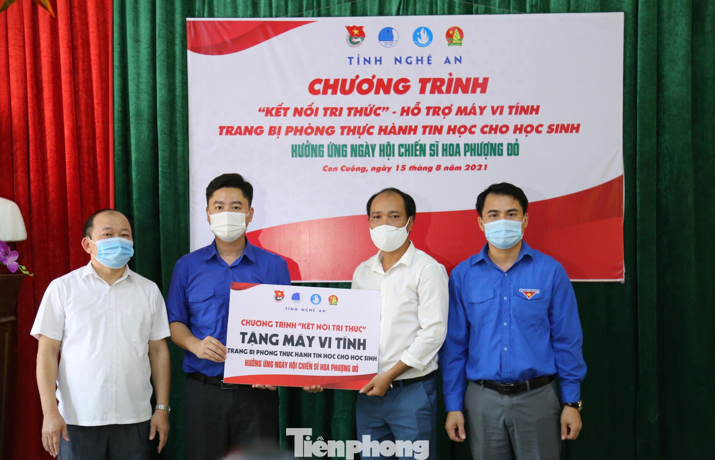 Tại Trường Tiểu học 1 Môn Sơn, đại diện Tỉnh đoàn, Đoàn Khối Các cơ quan tỉnh, Đoàn Khối Doanh nghiệp tỉnh Nghệ An trao tặng 20 máy vi tính. (Ảnh: Thu Hiền)