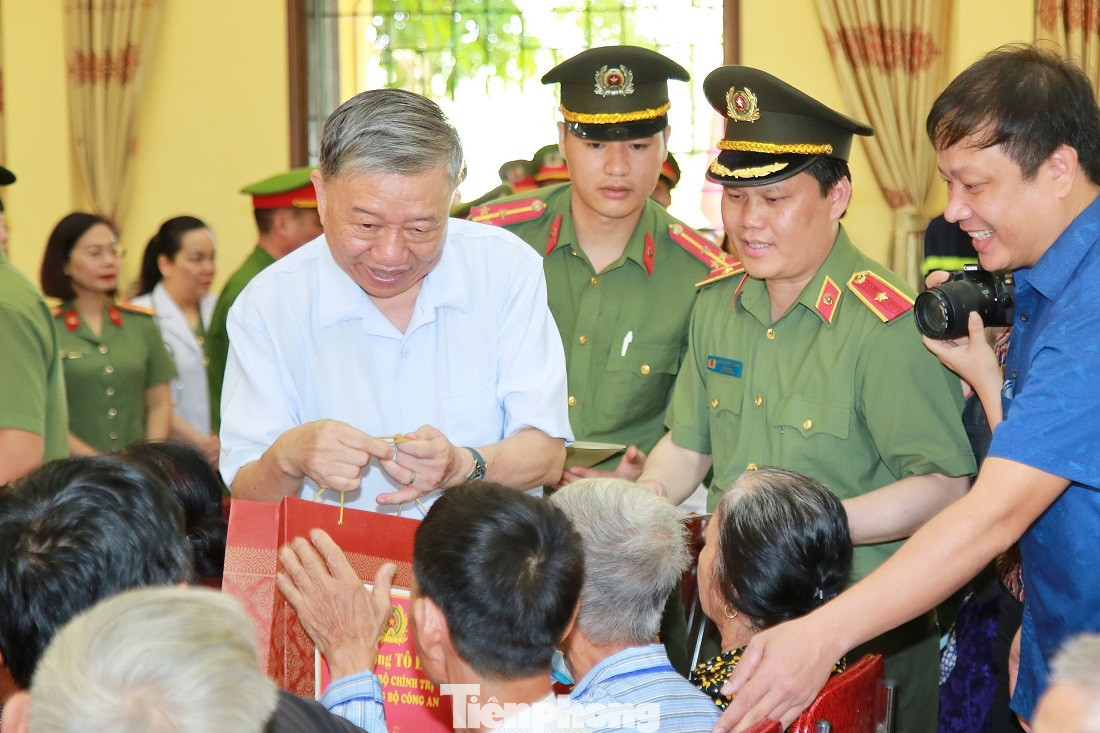 Trao quà tặng người có công và gia đình chính sách tiêu biểu Trao quà tặng người có công và gia đình chính sách tiêu biểu