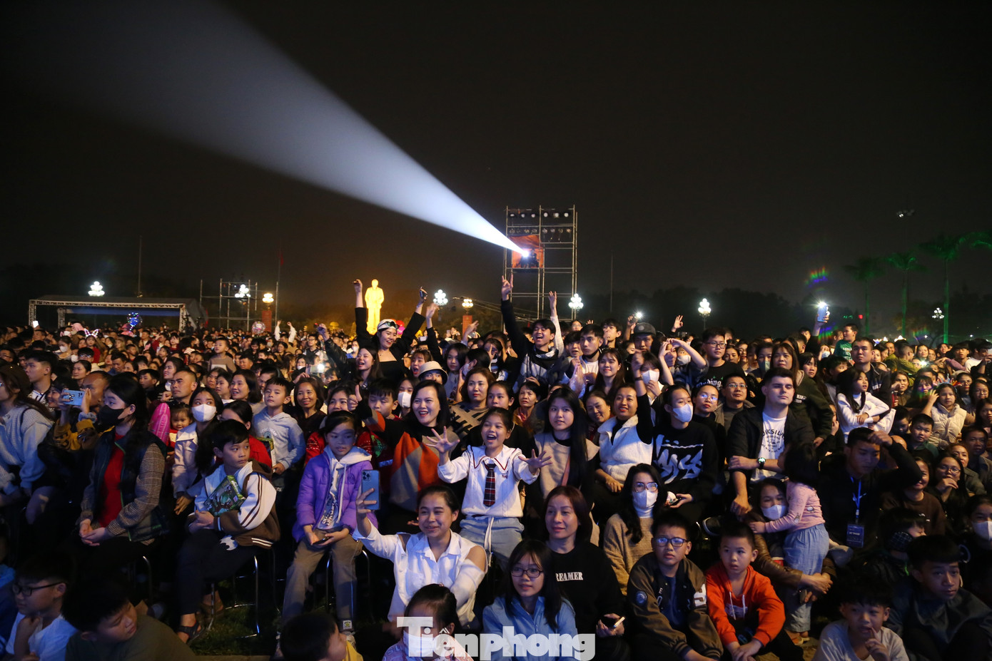 Hàng ngàn người dân đến thưởng thức chương trình nghệ thuật Chào năm mới 2024 tại Quảng trường Hồ Chí Minh