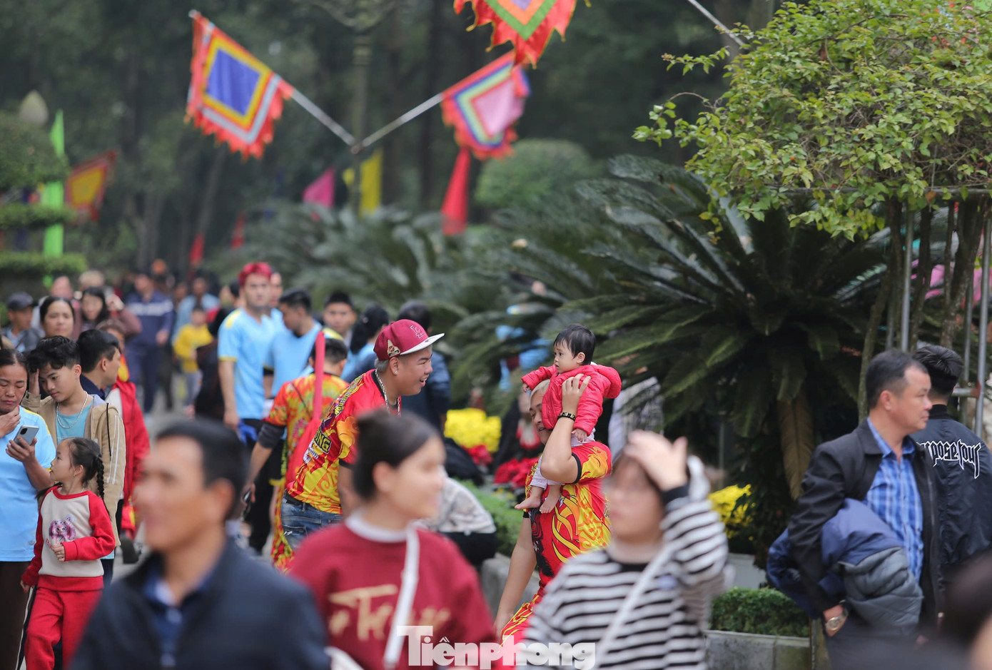 Đông đảo người dân về Đền thờ Hoàng đế Quang Trung sáng mùng 5 Tết.