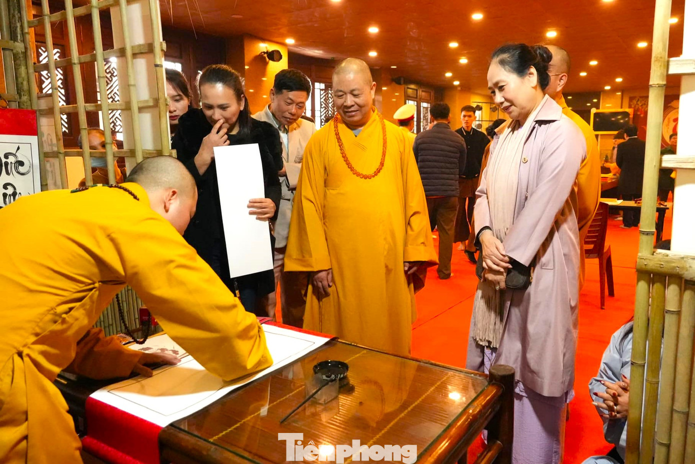 Sau khi các vị cao tăng hoàn thành nghi lễ niêm hương, các đại biểu đã thực hiện nghi lễ khai bút đầu Xuân, ghi vào sổ những lời cầu chúc cho đất nước, quê hương, gia đình đồng thời phát lộc bút cho người dân tham dự.