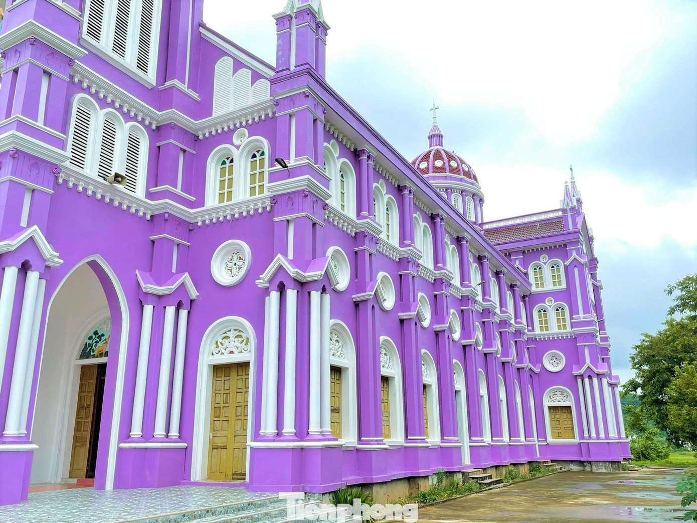 Nhà thờ toát lên một vẻ đẹp vừa tráng lệ, nguy nga vừa gần gũi, trẻ trung nhờ gam màu tím rất Á Đông.