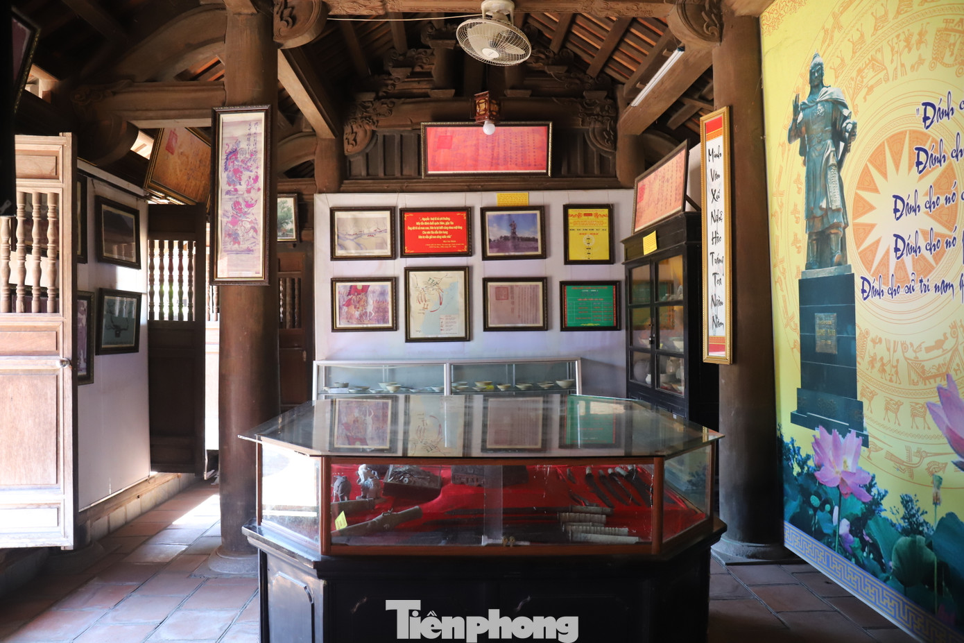 Nhà trưng bày có hàng trăm hiện vật thời Tây Sơn.