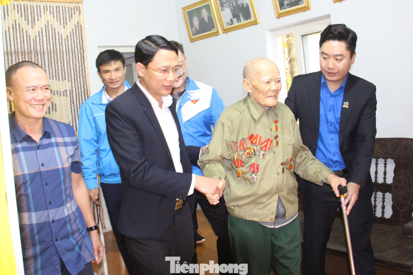 Cùng ngày, Ban Thường vụ Tỉnh Đoàn Nghệ An đã đến thăm hỏi, tặng quà chúc Tết cho 11 Đảng viên từ 55 đến trên 75 năm tuổi Đảng và 2 Đảng viên trẻ mới kết nạp năm 2023 tại thành phố Vinh, thị xã Cửa Lò và các huyện Hưng Nguyên, Nghi Lộc, Nam Đàn. Trong ảnh: Anh Lê Văn Lương, Ủy viên Ban Thường vụ T.Ư Đoàn, Bí thư Tỉnh Đoàn Nghệ An thăm, tặng quà bác Phan Đình Chước (SN 1928), trên 75 năm tuổi Đảng ở xã Hưng Chính, TP Vinh. Cùng ngày, Ban Thường vụ Tỉnh Đoàn Nghệ An đã đến thăm hỏi, tặng quà chúc Tết cho 11 Đảng viên từ 55 đến trên 75 năm tuổi Đảng và 2 Đảng viên trẻ mới kết nạp năm 2023 tại thành phố Vinh, thị xã Cửa Lò và các huyện Hưng Nguyên, Nghi Lộc, Nam Đàn. Trong ảnh: Anh Lê Văn Lương, Ủy viên Ban Thường vụ T.Ư Đoàn, Bí thư Tỉnh Đoàn Nghệ An thăm, tặng quà bác Phan Đình Chước (SN 1928), trên 75 năm tuổi Đảng ở xã Hưng Chính, TP Vinh.