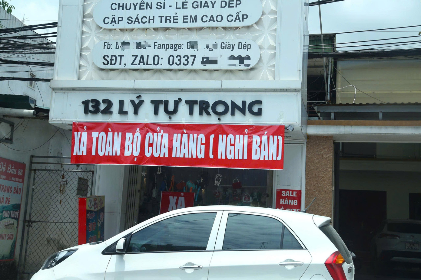 Trên đường Lý Tự Trọng (phường Vinh Phú), nhiều cửa hàng treo biển xả hàng nghỉ bán.