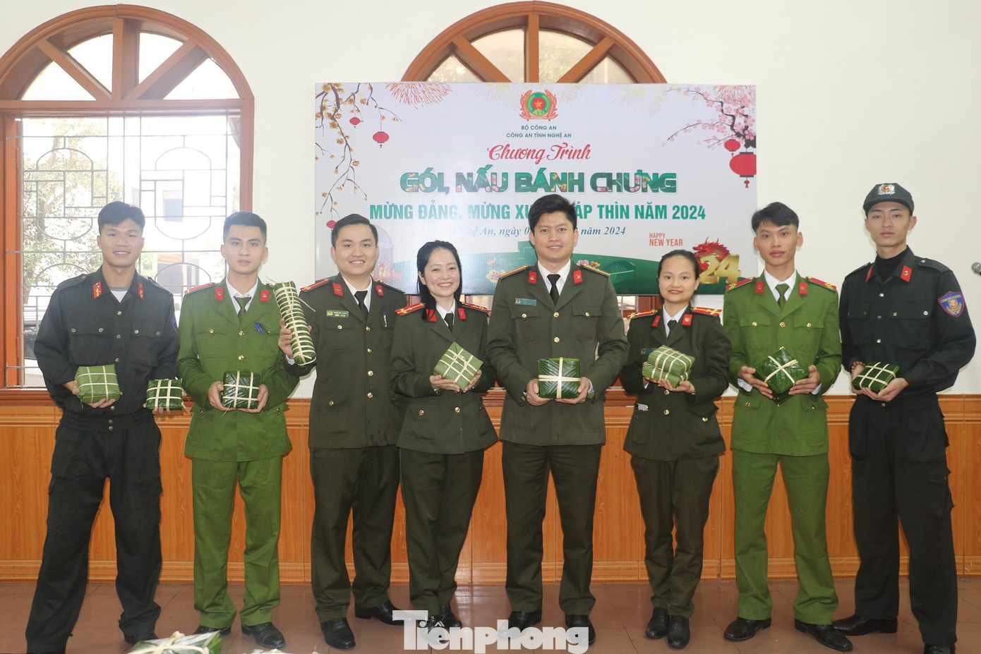 600 cặp bánh chưng đã được các cán bộ, chiến sĩ tự tay gói, nấu gửi tặng bệnh nhân đang điều trị tại các bệnh viện tuyến tỉnh.