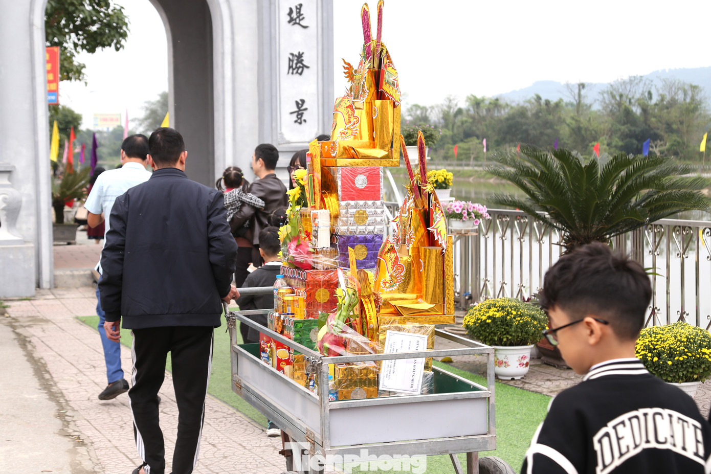 Ngoài vàng mã, hoa quả thì ông ngựa được chọn là lễ vật dâng lên nhiều nhất tại đền.