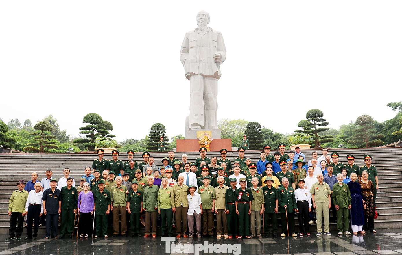 Trước buổi gặp mặt, đoàn đại biểu đã dâng hoa tưởng niệm Chủ tịch Hồ Chí Minh tại Quảng trường Hồ Chí Minh.