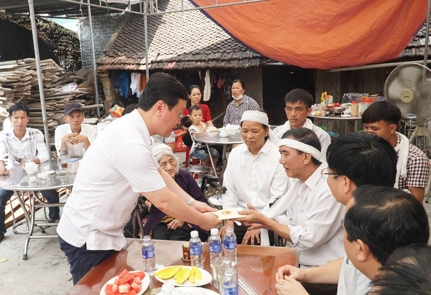 Chủ tịch UBND tỉnh Nghệ An Nguyễn Đức Trung gửi lời chia buồn đến gia đình em Nguyễn Văn Nhã.