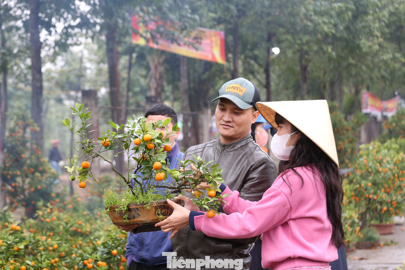 Chị Lê Thị Hằng, một tiểu thương bán quất ở TP Vinh cho biết chị đầu tư gần 100 triệu đồng tiền quất bán Tết. Tuy nhiên năm nay kinh tế khó khăn, người dân thắt chặt chi tiêu, mặc dù đã bán đổ bán tháo, nhưng tới chiều nay chị cũng chỉ mới thu lại được hơn nửa số vốn bỏ ra.