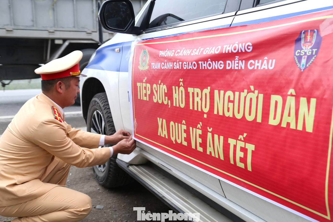 Những ngày cận Tết Nguyên đán Giáp Thìn 2024, người lao động làm việc ở các tỉnh, thành phố phía Nam về quê ăn Tết ngày một đông. Chia sẻ với những vất vả của người dân, sáng 6/2 (tức 27 tháng Chạp), Trạm CSGT Diễn Châu (thuộc Phòng CSGT Công an tỉnh Nghệ An) đã lập điểm tiếp sức, hỗ trợ người dân xa quê về ăn Tết trên tuyến đường tránh Quốc lộ 1 đoạn qua huyện Hưng Nguyên.