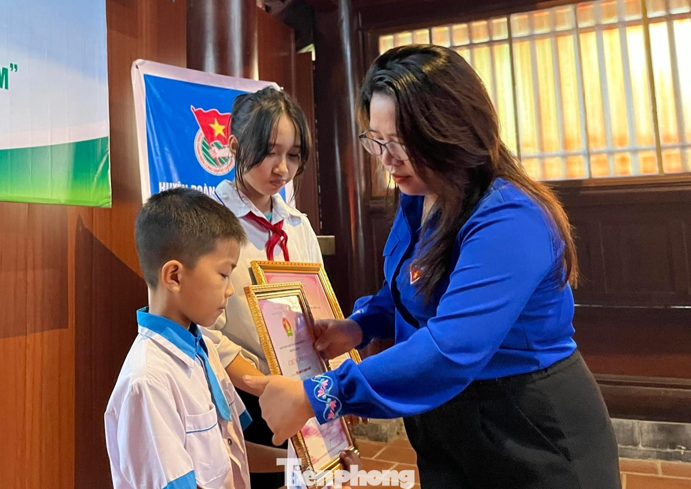 Phó Bí thư Tỉnh Đoàn Nghệ An Nguyễn Thị Phương Thúy trao giải thưởng cuộc thi vẽ tranh "Mùa hè trong em" và trao 3 suất học bổng chương trình “Bền bỉ Việt Nam” cho các em học sinh có hoàn cảnh khó khăn trên địa bàn huyện Hưng Nguyên.