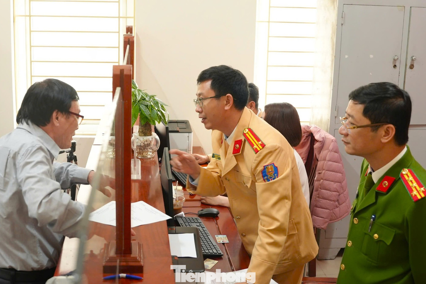 Người dân đến nộp hồ sơ sát hạch, cấp giấy phép lái xe tại Phòng Cảnh sát giao thông Công an tỉnh Nghệ An Người dân đến nộp hồ sơ sát hạch, cấp giấy phép lái xe tại Phòng Cảnh sát giao thông Công an tỉnh Nghệ An