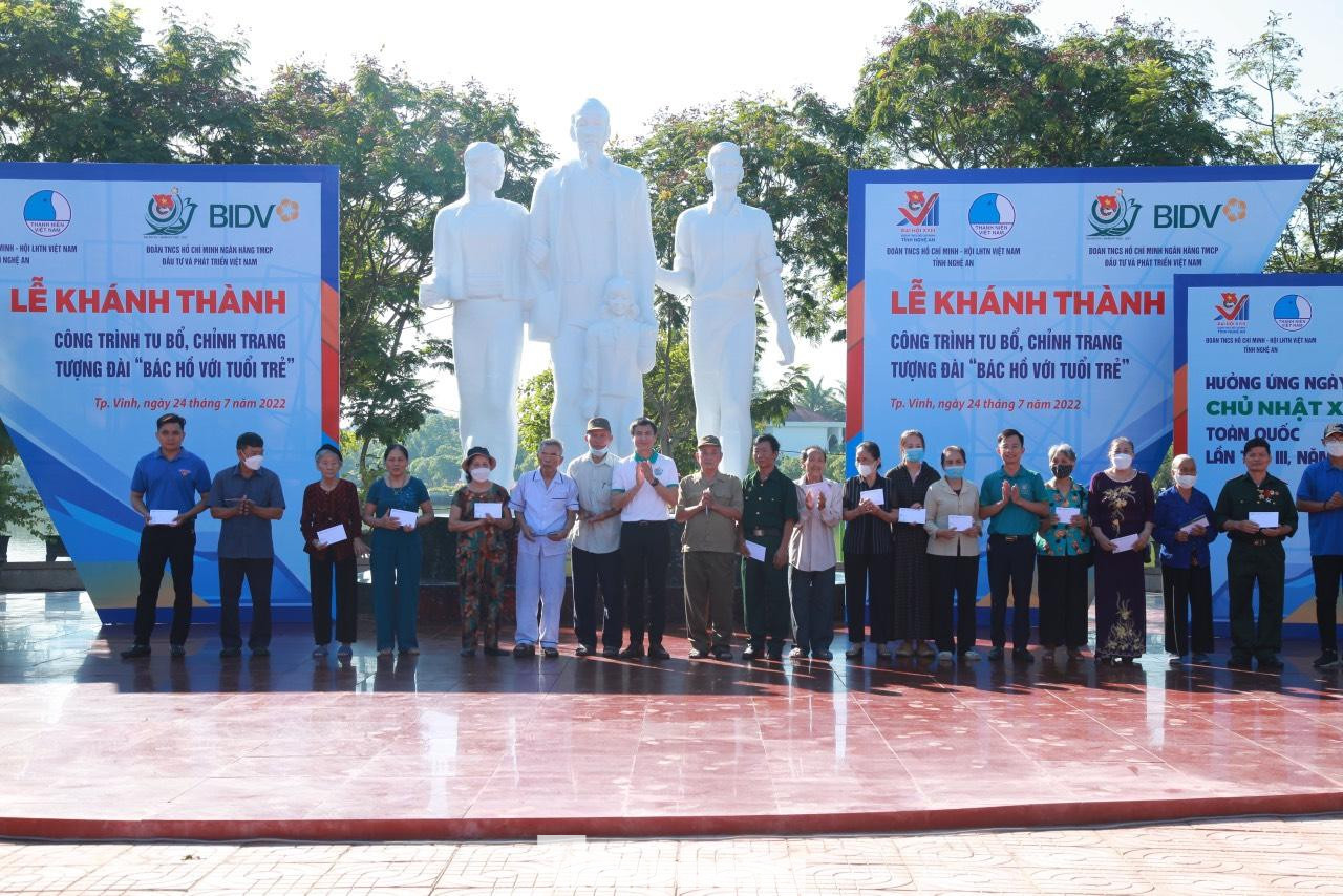 Đoàn Thanh niên BIDV đã trao tặng 20 suất quà cho các gia đình chính sách, thương bệnh binh trên địa bàn TP Vinh