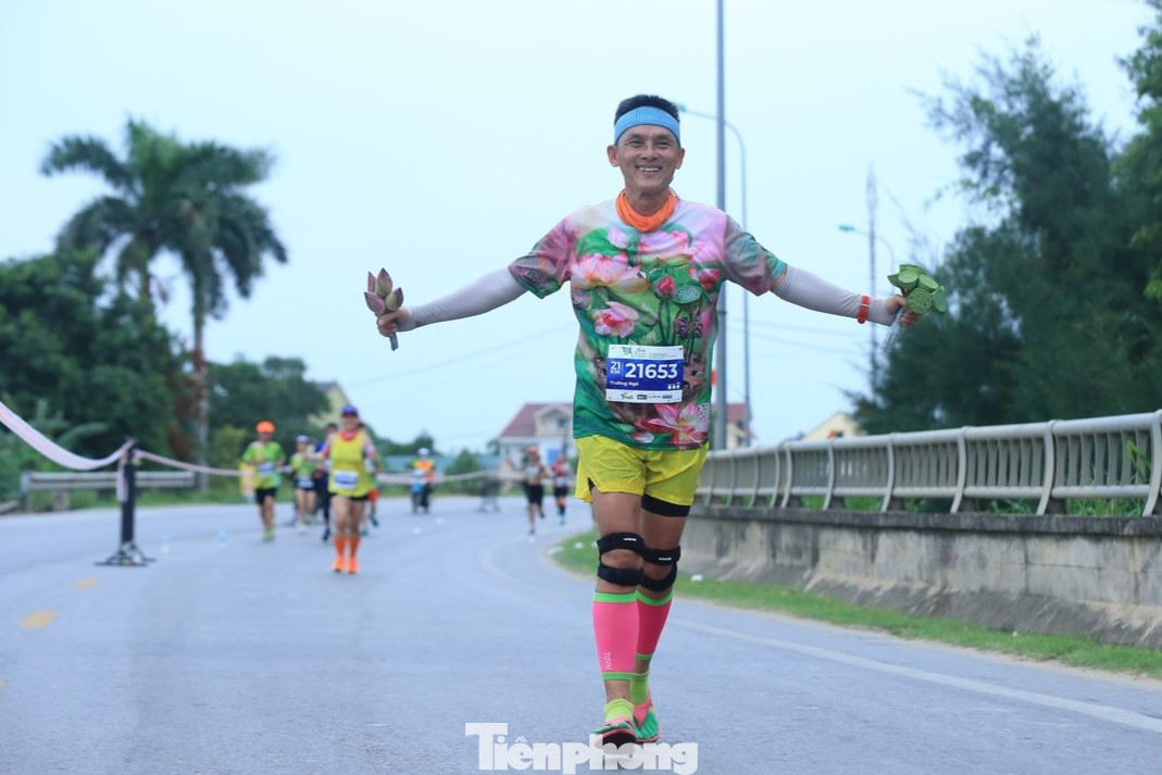 Vận động viên đến từ Long An mang theo những bông hoa sen trên đường chạy.