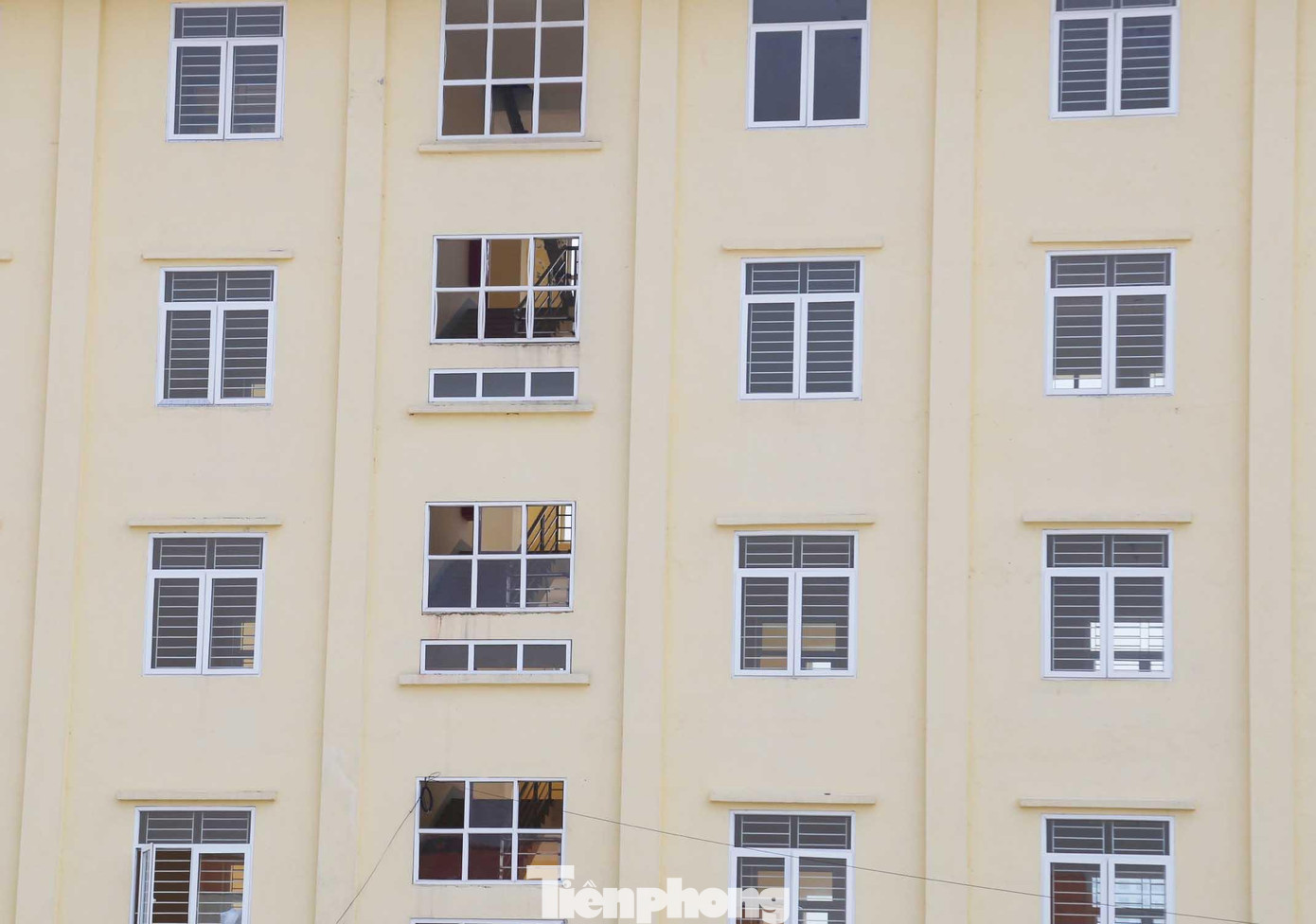 Dù chưa đi vào hoạt động nhưng nhiều tấm kính tại tòa nhà 5 tầng đã bị bể, hư hỏng Dù chưa đi vào hoạt động nhưng nhiều tấm kính tại tòa nhà 5 tầng đã bị bể, hư hỏng