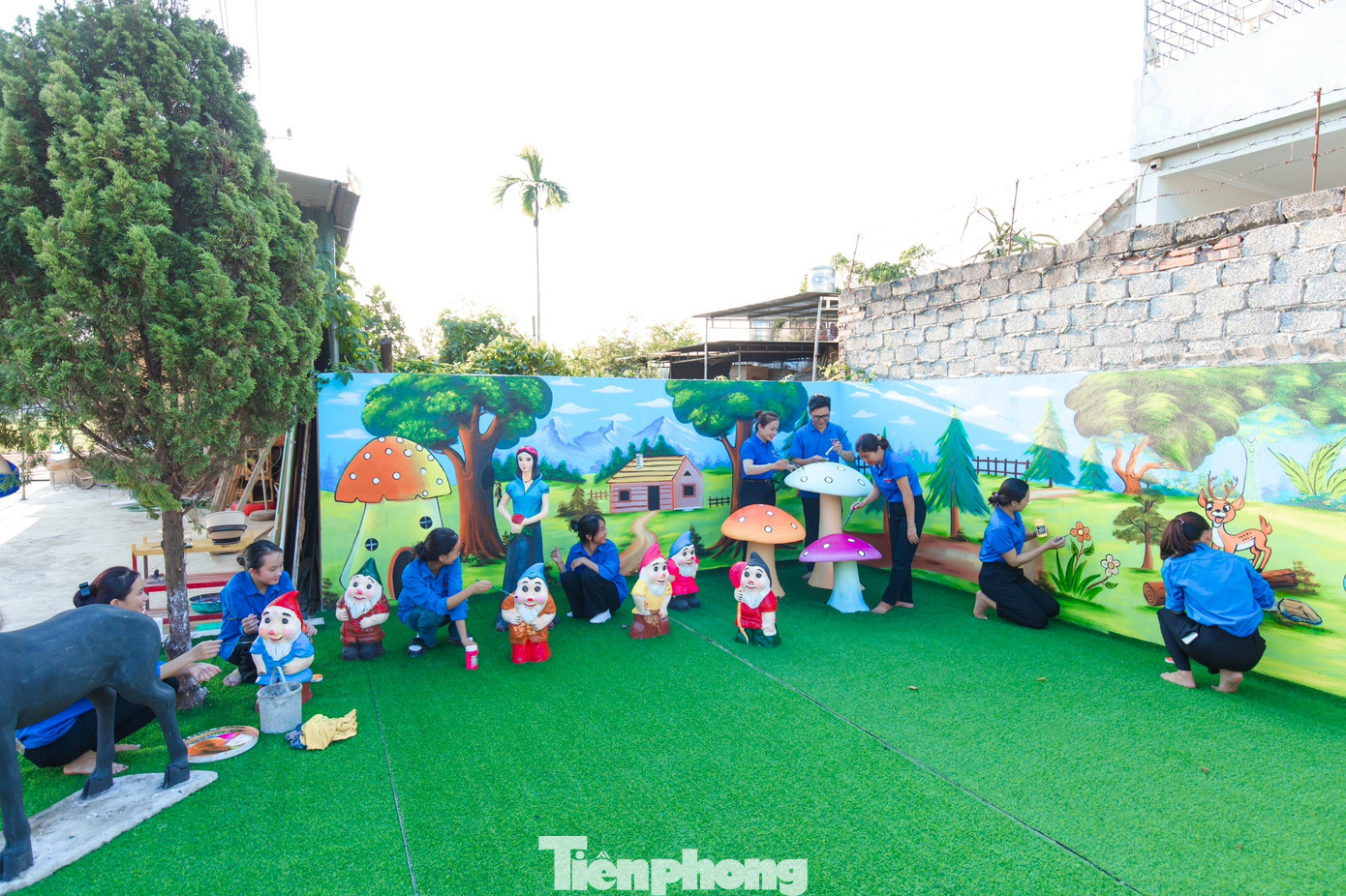 Những ngày qua, tại một góc sân trường Mầm non Kỳ Sơn, xã Kỳ Sơn, huyện Tân Kỳ, Nghệ An, các bạn đoàn viên, thanh niên miệt mài vẽ, sơn các bức tranh thiếu nhi nhằm tạo vườn cổ tích trong mơ, lan tỏa nhiều thông điệp ý nghĩa.