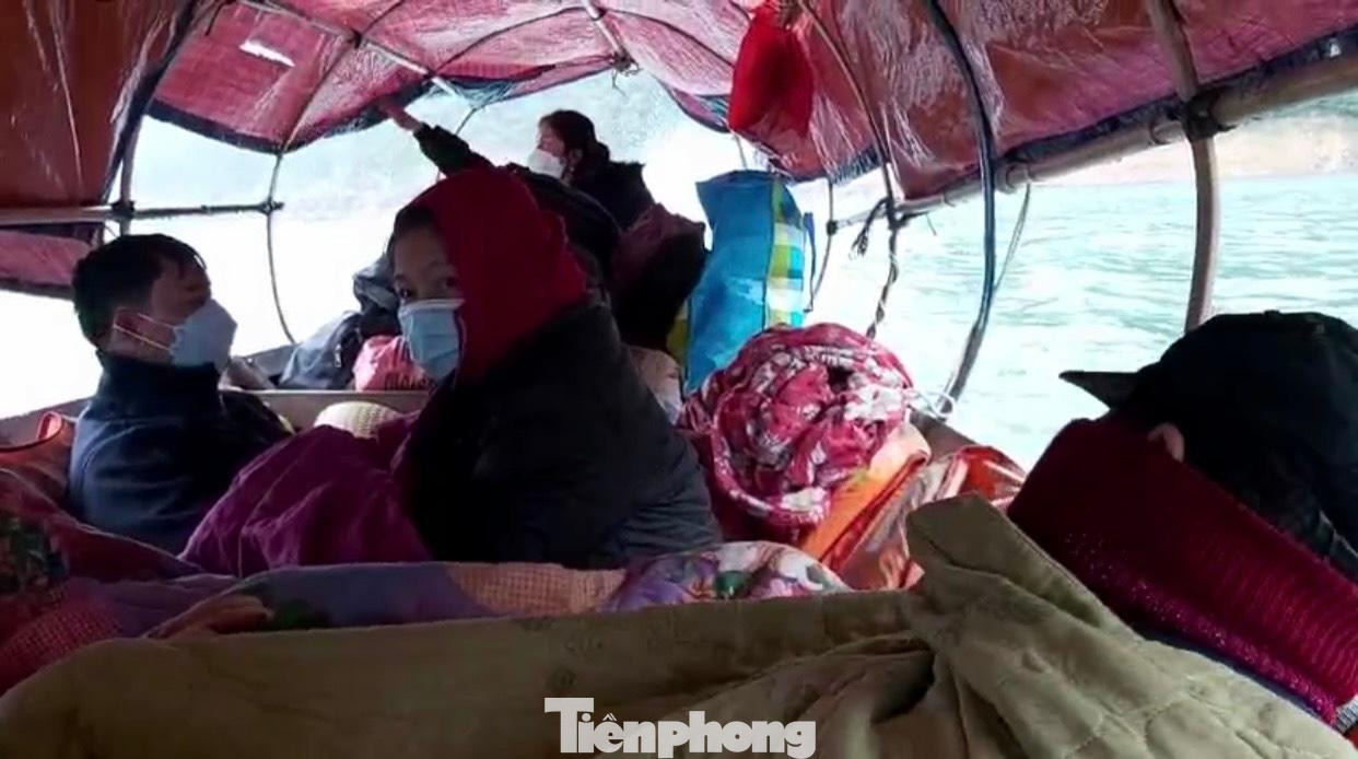 Sau ngày nghỉ thứ 7 được về thăm gia đình, chiều chủ nhật hàng tuần, các thầy cô giáo lại hẹn nhau tại bến xuồng thủy điện Bản Vẽ để cùng trở lại trường. Những ngày rét buốt, chặng đường đến trường gieo chữ lại càng gian nan hơn với các thầy, cô giáo công tác nơi đây. Trong ảnh, thầy cô ngồi xuồng đến trường.