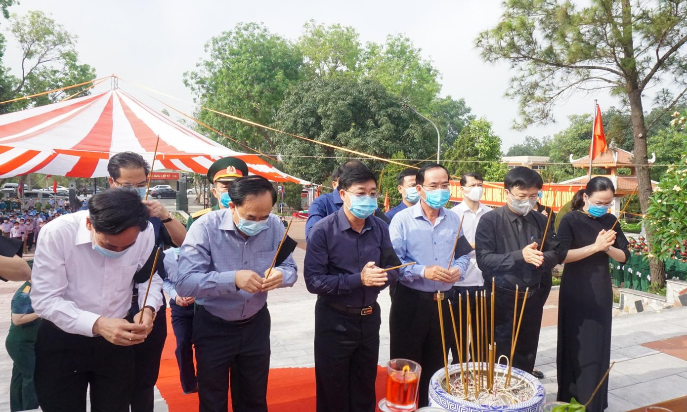 Dâng hương tri ân các anh hùng liệt sĩ đã hy sinh bảo vệ chủ quyền, độc lập Tổ quốc.