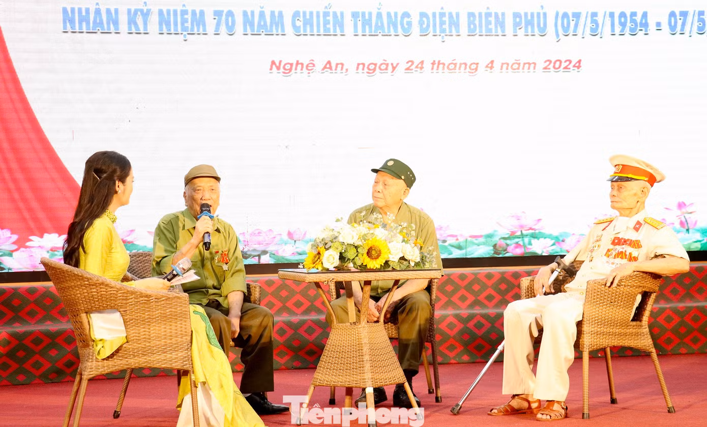 Giao lưu với các nhân chứng lịch sử trực tiếp tham gia chiến dịch Điện Biên Phủ Giao lưu với các nhân chứng lịch sử trực tiếp tham gia chiến dịch Điện Biên Phủ