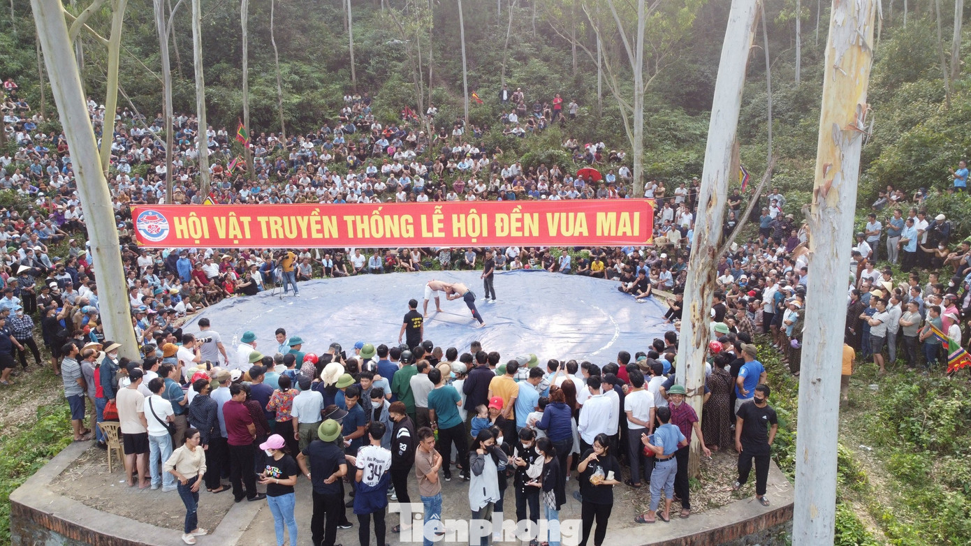 Tương truyền, xưa kia cứ vào dịp đầu Xuân, vua Mai Hắc Đế (năm 670 - 723) thường tổ chức thi đấu vật để lựa chọn những trai tráng khỏe mạnh, tài trí bổ sung cho quân đội.