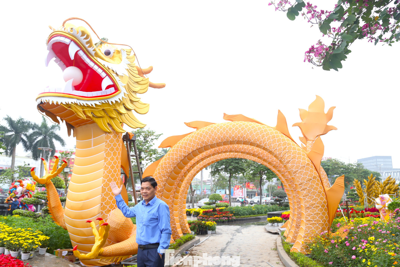 Cấu tạo linh vật được làm bằng khung sắt, bên ngoài bọc vải, bên trong lắp đặt hệ thống đèn led.